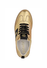 Sneaker in pelle dorata con accenti neri, punta rotonda, lacci piatti e un logo sulla linguetta. Texture liscia con una finitura metallica.
