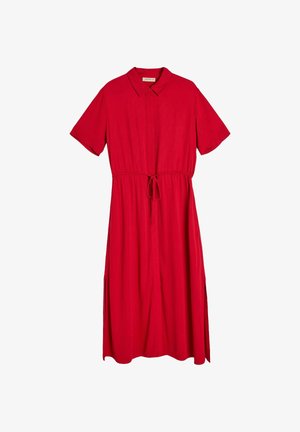 Czerwona bawełniana sukienka z krótkimi rękawami, kołnierzykiem, dopasowaną talią z tasiemką oraz bocznymi rozcięciami dla ułatwienia ruchów.
