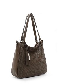 Sac à main en cuir tressé marron avec double anse et un accessoire pompon suspendu sur le côté, présenté sur un fond blanc.