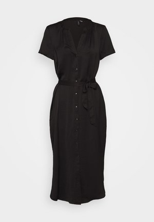 Robe mi-longue noire à manches courtes avec fermeture boutonnée sur le devant et ceinture en tissu à la taille, présentant un col en V et de légers fronces aux épaules.