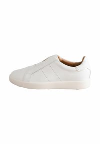 Hvide slip-on sneakers med en struktureret læderoverdel, minimalistisk design, syninger og en gummisål med en glat overflade.