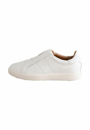 Baskets blanches à enfiler avec un dessus en cuir texturé, un design minimaliste, des accents cousus et une semelle en caoutchouc à finition lisse.