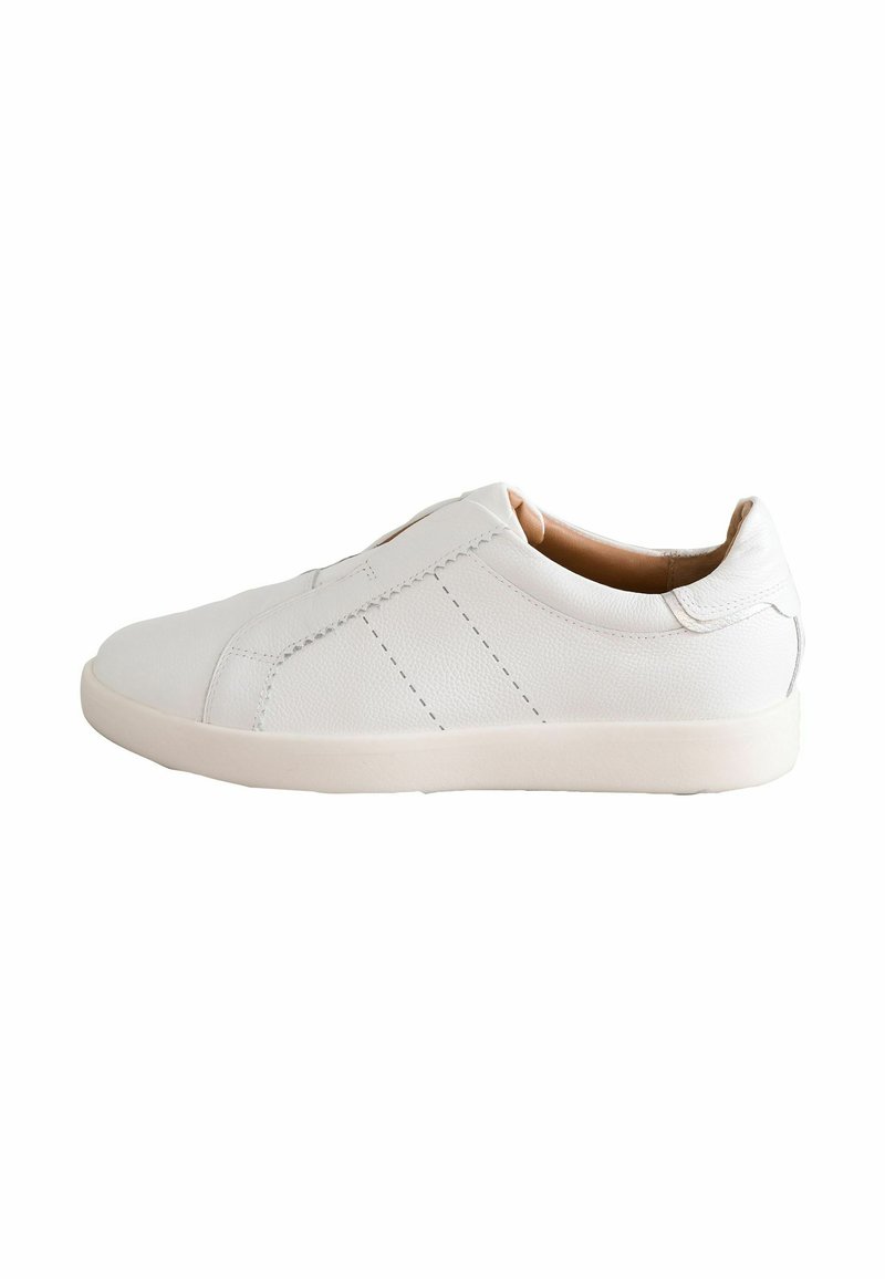 Hvide slip-on sneakers med en struktureret læderoverdel, minimalistisk design, syninger og en gummisål med en glat overflade.
