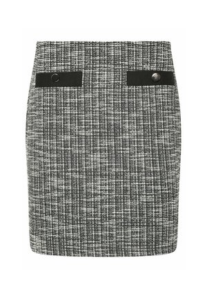 Falda lápiz tejida en un patrón de cuadros en blanco y negro. Presenta dos bolsillos frontales con acentos de tela negra y herrajes circulares en plata.