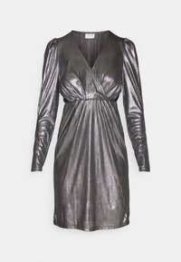 Metallisk silverfärgad omslagsklänning med lång ärm, strukturerad tyg, djup V-halsringning och samlad midja för en figurnära silhuett.