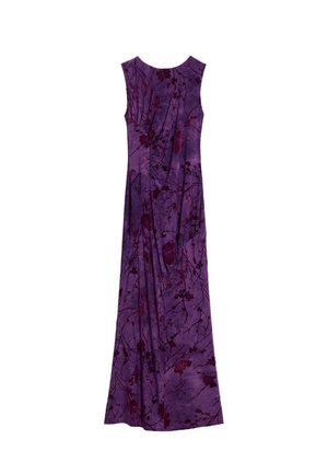 Robe maxi violet sans manches avec des motifs floraux foncés et des détails de tissu froncé, présentée à plat sur fond blanc.