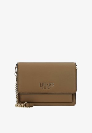 Bruine textuurleren crossbody tas met kettingriem in goudkleur, klepsluiting en geperst logo detail aan de voorkant.