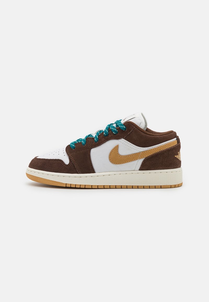Baskets basses en daim marron, panneaux en cuir blanc, logo swoosh jaune moutarde, lacets bleu sarcelle et semelle beige sur fond blanc.