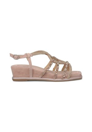 Sandalo con zeppa in suede rosa, con accessori in oro, dettagli di perline e cinturini incrociati. Presenta una cinghia alla caviglia regolabile e una finitura testurizzata.