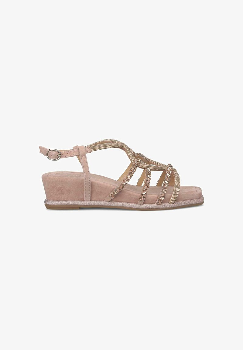 Sandale compensée en suede rose avec quincaillerie dorée, accents en perles et sangles croisées. Comprend une bride de cheville ajustable et une finition texturée.