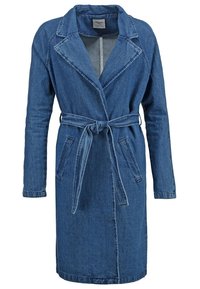 Džínový trenčkot v tmavě modré barvě, s širokým límcem, páskem v pase, dlouhými rukávy a dvěma předními kapsami. Hladká textura s příležitostným designem.