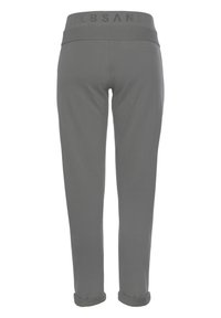 Graue Jogginghose mit einem breiten Bund und reliefierter Schrift. Weiches Material, schlanker Schnitt und umgekrempelte Säume an den Knöcheln.