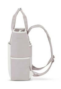 Mochila de tela gris suave con correas ajustables, bolsillo frontal y acentos blancos. Forma rectangular con una textura suave. Cierre con cremallera.