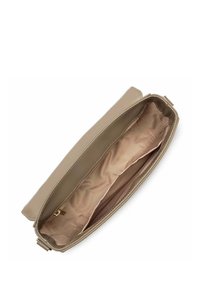 Borsa a pochette in pelle beige con una texture liscia, dotata di un interno in satin e una chiusura con zip lungo il bordo superiore.