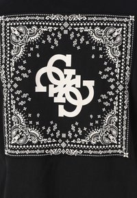 Guess BANDANA APPLI - Triko s potiskem - jet black