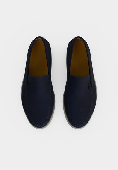 Ζευγάρι σκούρα μπλε loafer χωρίς κορδόνια με ραμμένες λεπτομέρειες και ταμπά εσωτερικές σόλες, από πάνω σε λευκό φόντο.