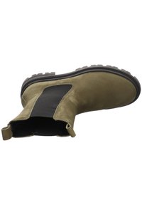 Olivia vihreä nilkkuri, joka on valmistettu mokasta ja jossa on musta elastinen sivupaneeli, tasainen kumipohja ja vetoketju helppoa pukemista varten.