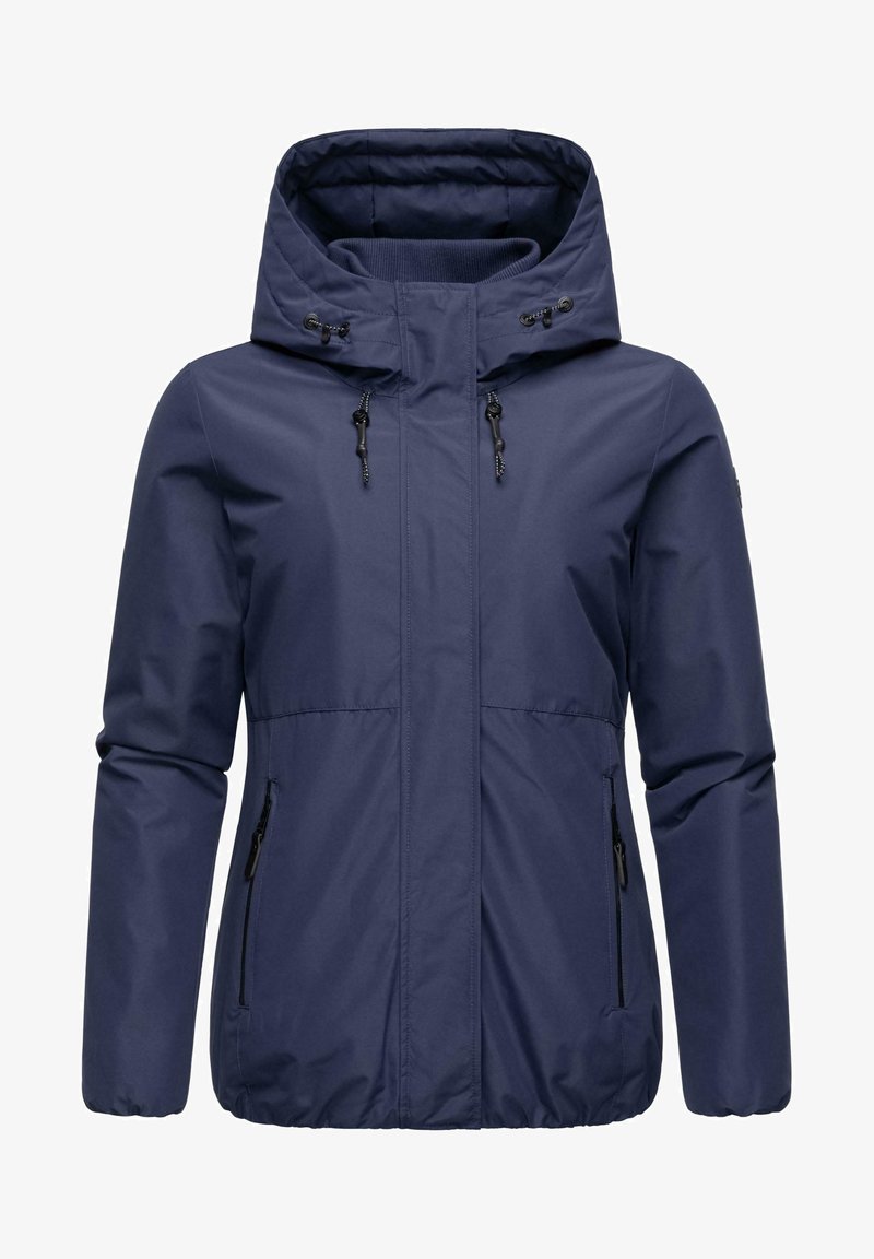 Granatowa wodoodporna kurtka z kapturem, zapinana na zamek, z dwiema bocznymi kieszeniami, elastycznymi mankietami i regulacją sznureczkiem przy kapturze.