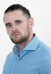 Blauw-witte gestreepte overhemdbloes met een puntige kraag, voorzien van een gladde textuur en keurig gestreken stof.