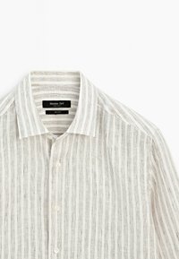 Vit linneskjorta med knappar, tunna vertikala svarta ränder och en standardkrage, märkt Massimo Dutti.