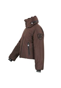 Veste matelassée marron avec capuche, dotée d'un zip sur le devant, de poches latérales et d'un patch logo noir sur la manche. Les poignets sont équipés de bandes élastiques et de marquages.