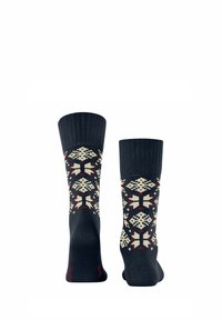Marineblaue Socken mit gerippten Bündchen, die ein geometrisches Muster in Creme und Rot aufweisen. Weicher Stoff, knöchellange Gestaltung und verstärkter Fersenbereich.