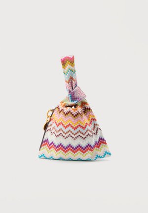 Malá látková kabelka na zápästie s farebným cikcak vzorom a uchom na pútko, umiestnená na jednoduchom svetlom pozadí.