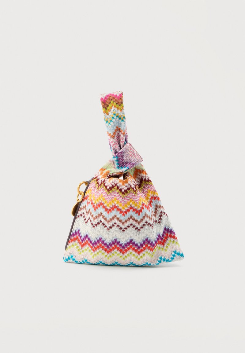 Μικρό υφασμάτινο τσαντάκι χειρός με πολύχρωμο ζιγκ-ζαγκ μοτίβο και λουράκι, τοποθετημένο πάνω σε απλό ανοιχτόχρωμο φόντο.