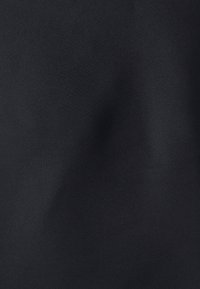 Zwarte stof met een gladde, matte afwerking. Het oppervlak is lichtjes textuur, uniform van kleur zonder zichtbare patronen of ontwerpen.