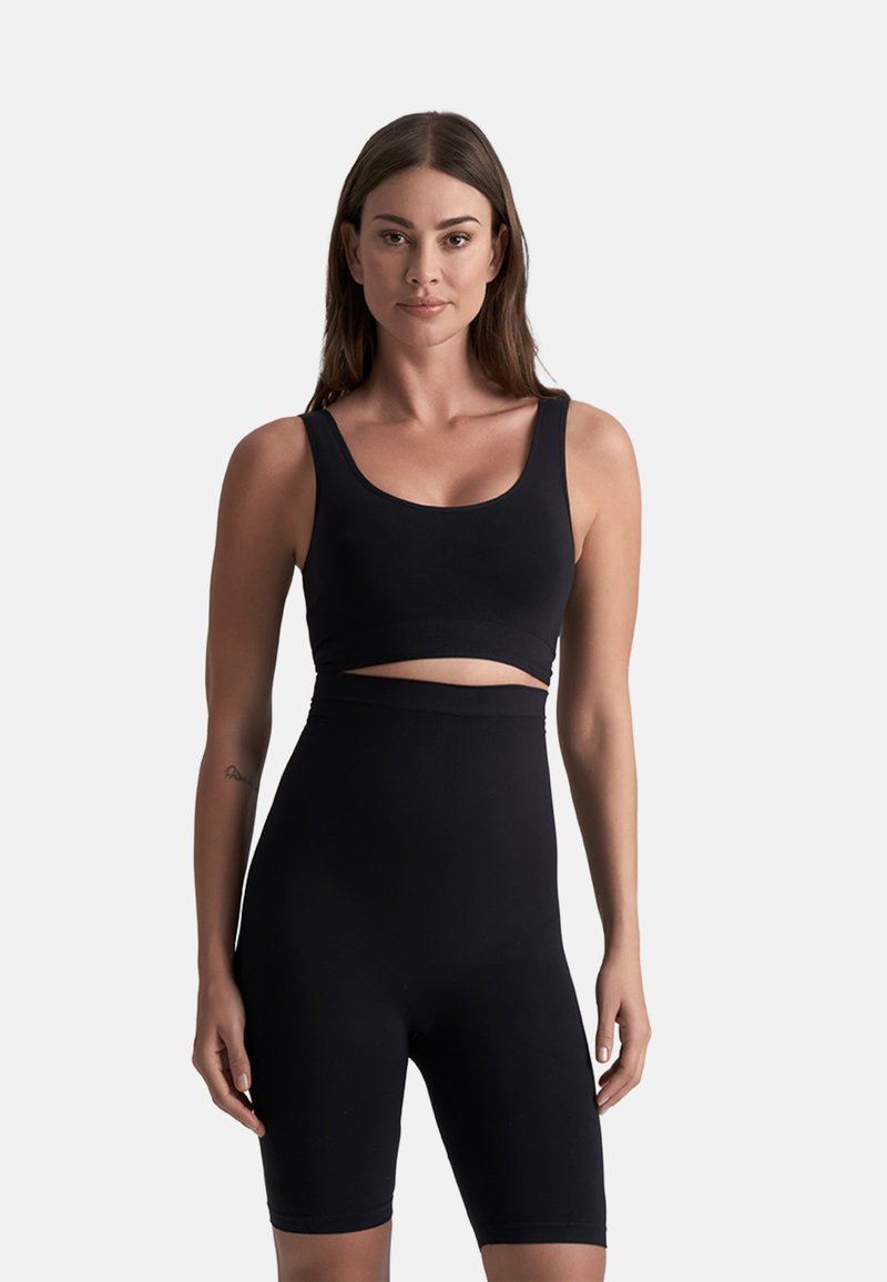 Zwart naadloos sportoutfit bestaande uit een cropped tanktop met brede banden en high-waisted shorts, gemaakt van een rekbare, gladde stof.