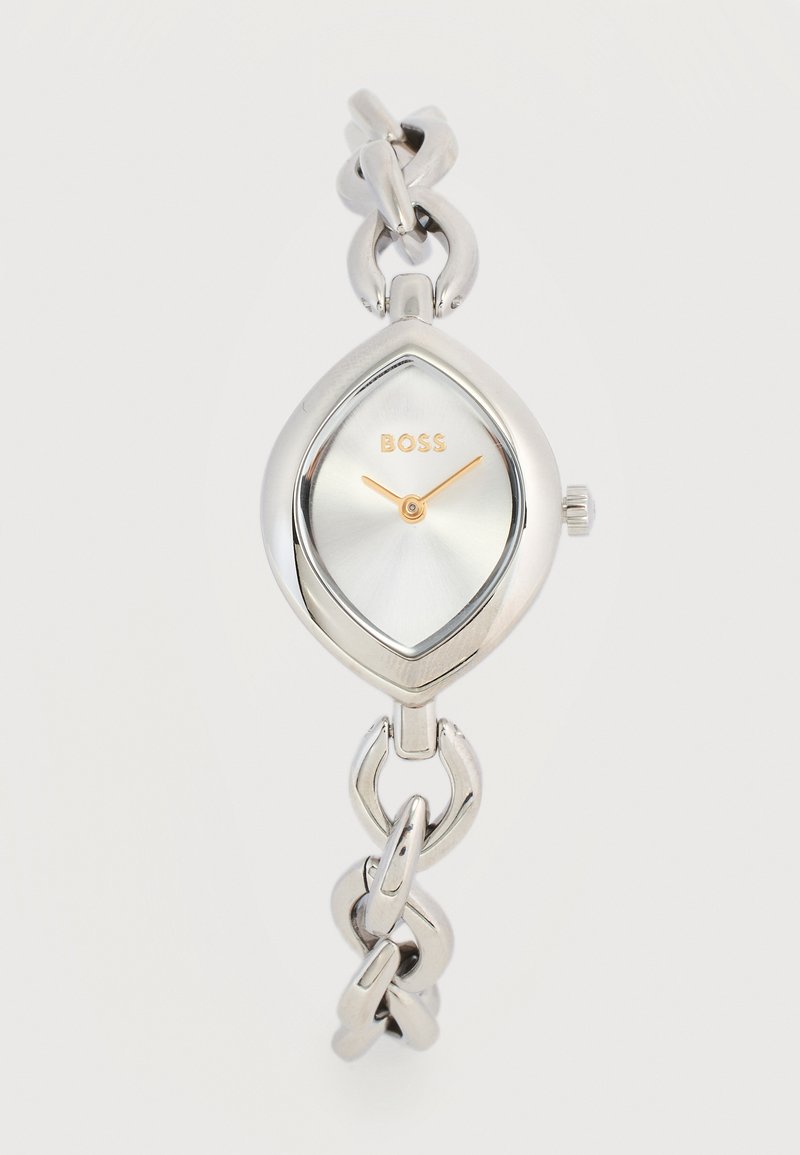 Ασημένιο ρολόι χειρός BOSS με μαρκίζα σχήματος καντράν, χρυσά δείκτες και βραχιόλι με αλυσίδα σε λευκό φόντο.