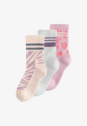 Drei Paar Sportsocken: rosa mit Streifen und Muster, grau gerippt mit lila Streifen und hellrosa mit orangefarbenen Punkten. Baumwollmischung.