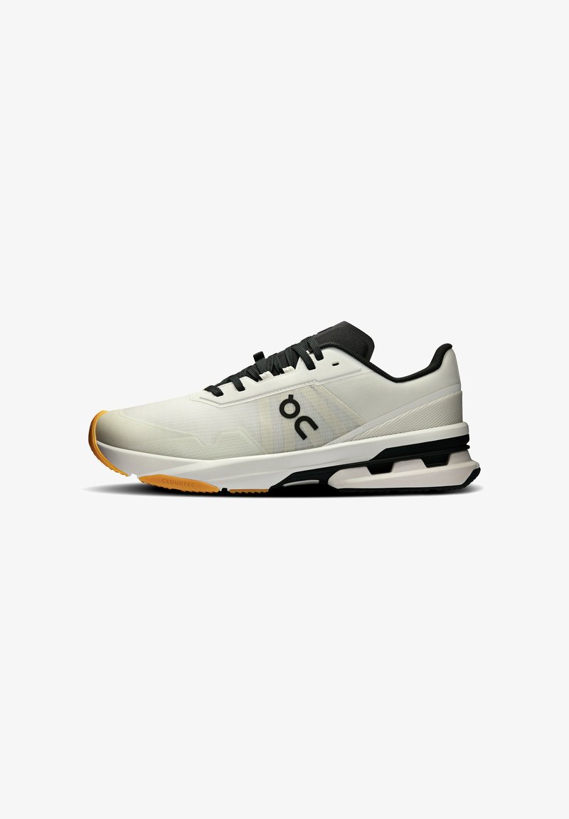 Leichte Sportschuh in Weiß mit strukturiertem Obermaterial, schwarzen Akzenten und einer Sohle aus Gummi; verfügt über ein elegantes aerodynamisches Design und Schnürsenkel.