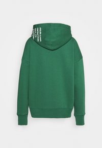 Felpa con cappuccio verde in misto cotone, caratterizzata da un fit rilassato, polsini a coste e dettagli testuali sul retro del collo.