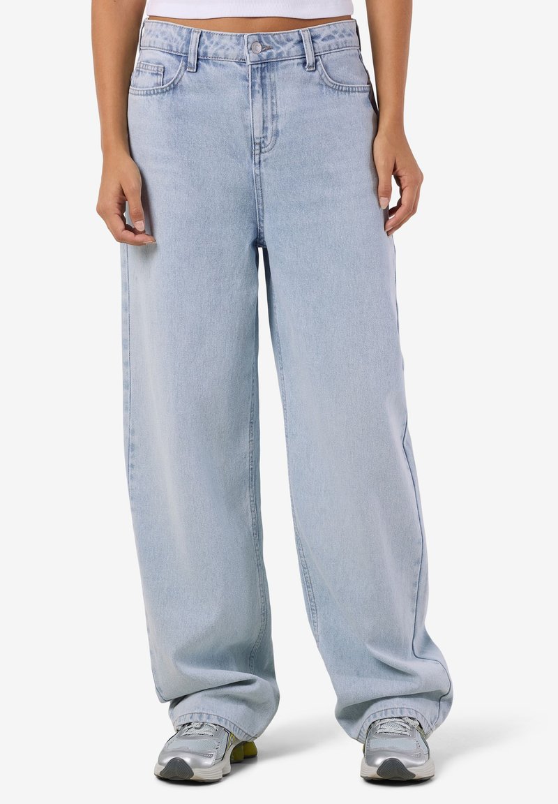 Šviesiai mėlynos spalvos plačius kojų džinsus iš džinso audinio, turintys aukštą juosmenį, priekinius kišenes ir laisvą siluetą. Švelnus blukimas suteikia tekstūros.