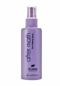 Lila plastsprayflaska med pump-top, märkt "after math Post Makeup Spray" av Kokie, har en liten elefantgrafik.