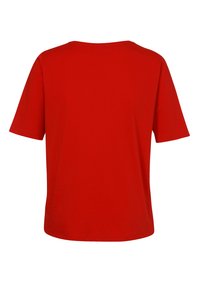 Rood t-shirt met korte mouwen en een ronde hals. Glad katoen, boxy, losse pasvorm en een eenvoudige effen kleur zonder patronen of accenten.