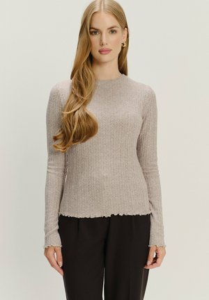 - Sweter