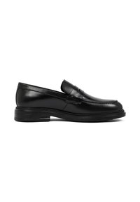 Mocasines de cuero negro con un acabado suave, punta redondeada y un tacón bajo apilado. Presentan una banda simple a lo largo del empeine.