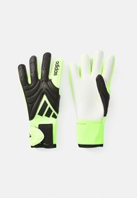 Mănuși de portar Adidas cu față din latex negru, accente verzi strălucitoare și o priză texturată. Include un brâu de încheietură sigur.