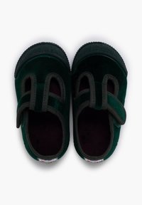 Scarpe verde velluto con punta arrotondata, design a doppia cinghia e morbido interno scuro. Presentano suole in gomma testurizzata per aderenza e durata.
