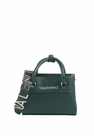 Sac à main Valentino en cuir texturé vert foncé avec poignées supérieures et une bandoulière amovible ornée de grandes lettres métalliques formant le mot "VALENTINO".