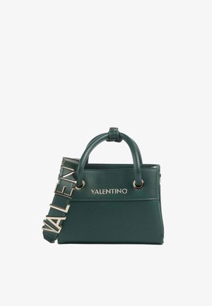 Sac à main Valentino en cuir texturé vert foncé avec poignées supérieures et une bandoulière amovible ornée de grandes lettres métalliques formant le mot "VALENTINO".