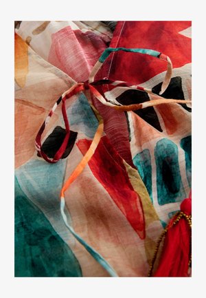 Mehrfarbiger, leichter Stoff mit abstrakten Blumenmustern. Verfügt über ein gebundenes Band und einen roten Quastenakzent. Strukturiertes, halbtransparentes Material.