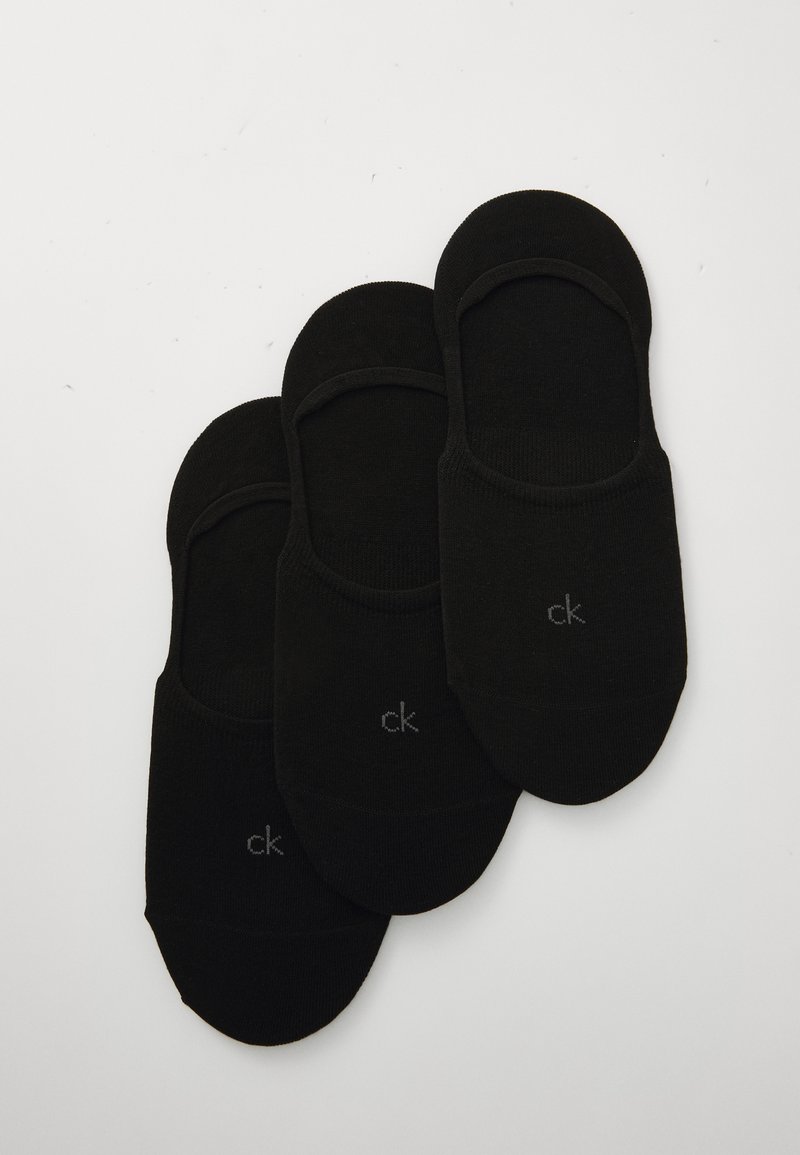 Societăți negre din bumbac, cu un aspect neted, având un mic logo gri "ck" pe lateral, aranjate într-o stivă ușor suprapusă.