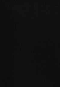 Sort stof med en glat tekstur, som fremstår mat uden mønstre eller pynt, med ensartet farve over hele fladen.