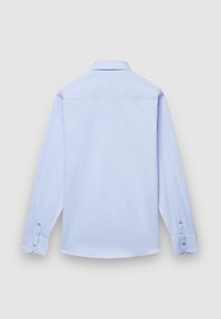 Hellblaues Langarmhemd aus glattem Stoff, mit klassischem Kragen, geknöpften Manschetten und geradem Saum. Rückansicht gezeigt.