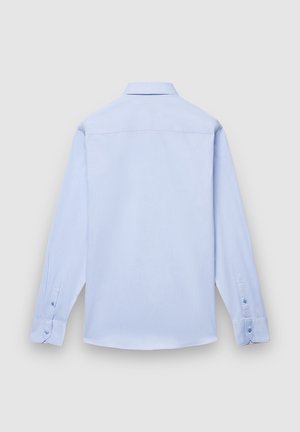 Hellblaues Langarmhemd aus glattem Stoff, mit klassischem Kragen, geknöpften Manschetten und geradem Saum. Rückansicht gezeigt.