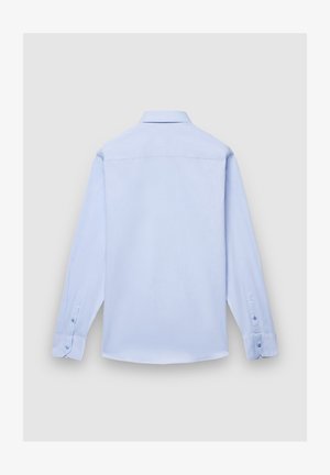 Camicia a maniche lunghe azzurro chiaro realizzata in tessuto liscio, con colletto classico, polsini con bottoni e orlo dritto. Vista posteriore mostrata.