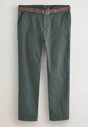 Grønne bomuldsbukser med lige ben, der har sidelommer og et brunt læderbælte med en sølvspænde.